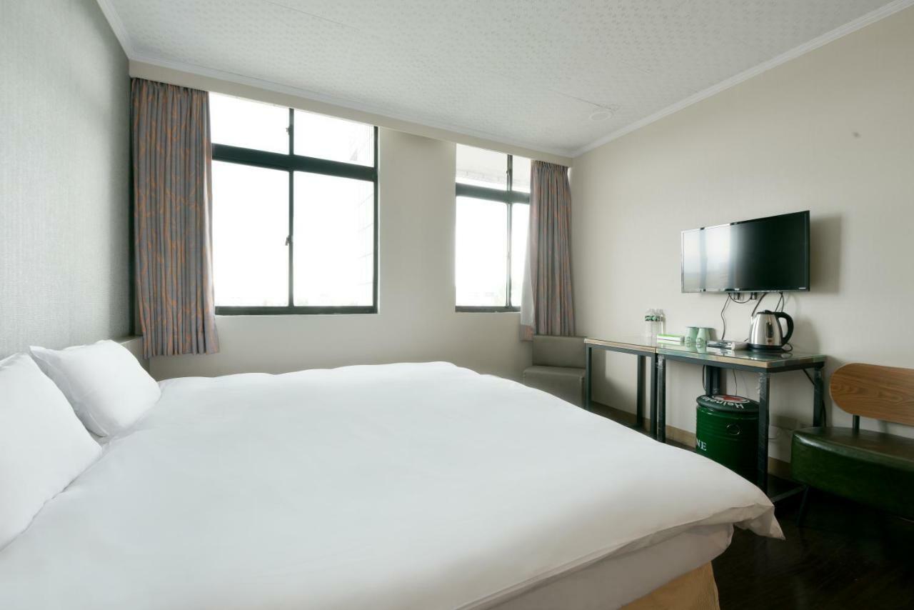 Back Home Hotel Città di Chiayi Esterno foto